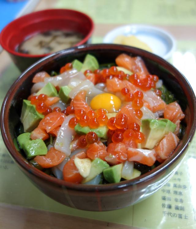 日式海鲜丼饭满满都是新鲜的海鲜生的你能吃习惯吗