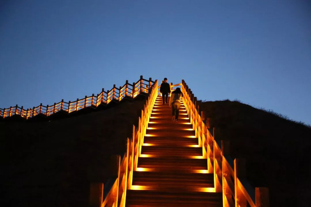 独山子泥火山夜景图片