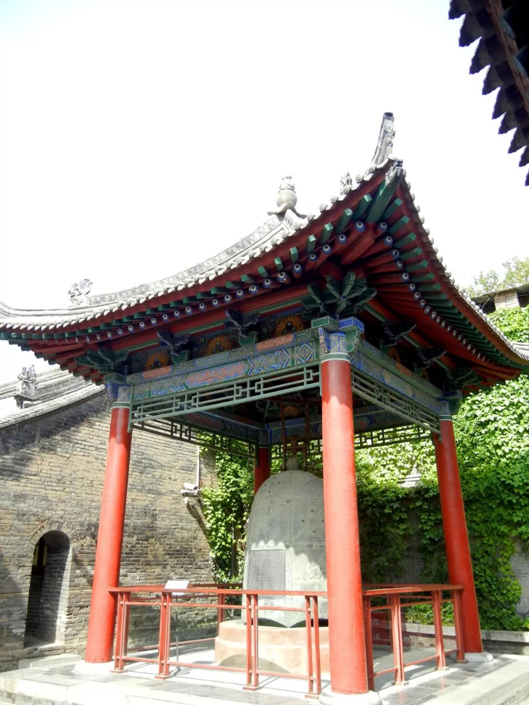 范雍在唐尚书省西隅附近建立京兆府学;元丰三年(1080年),吕大防将文庙