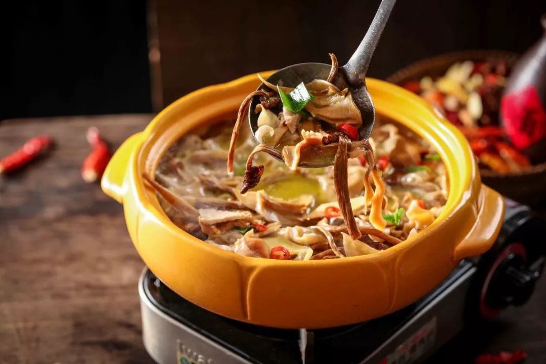 「 武陵山珍 」选用湖南武陵山中的天然菌类,佐上好的茶树菌,菊花菌