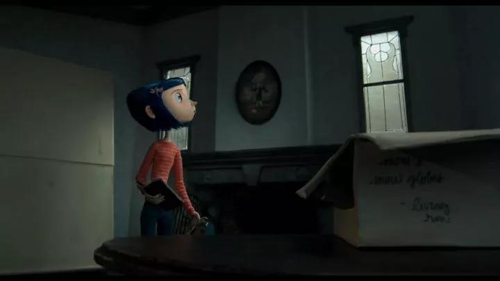 墙纸也是:coraline 的发卡是蜻蜓形状的:放照片的架子是个螳螂:波霸