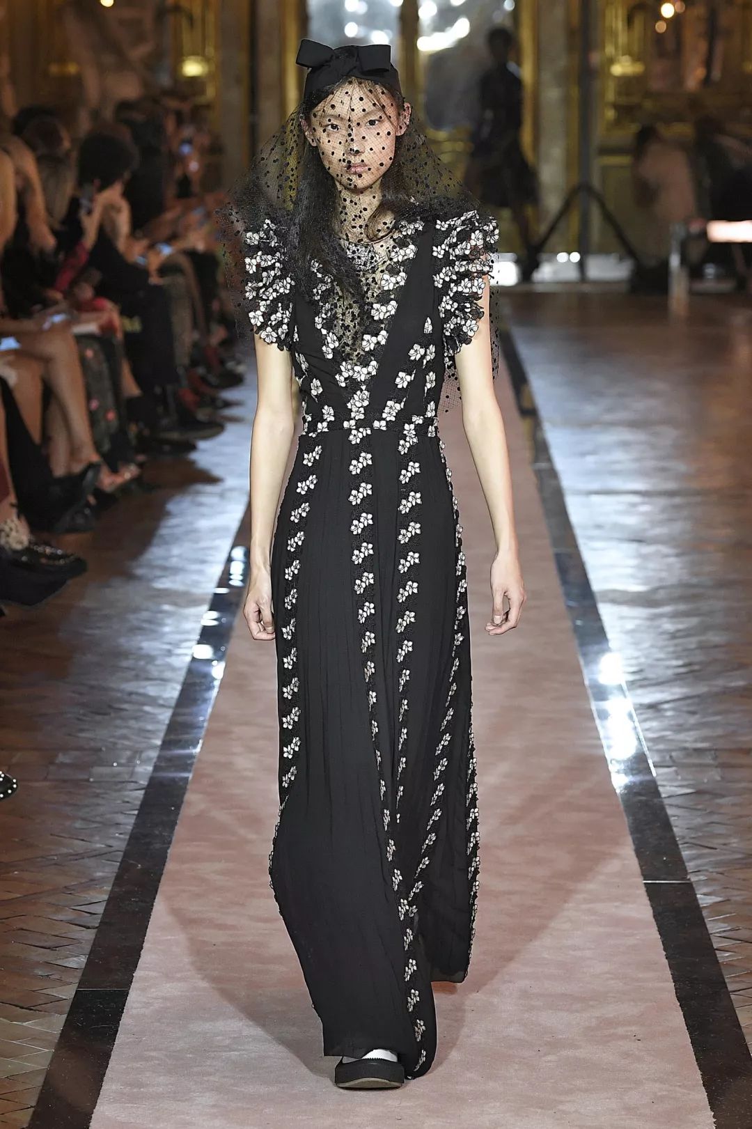 秀场直击h&m的创意顾问ann-sofie johansson赞扬valli说,神奇的连衣裙