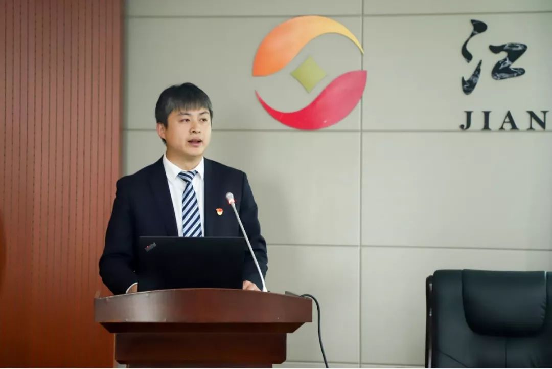 我行李庆峰副行长向会议作工作汇报及经验交流人民银行灌云县支行夏正