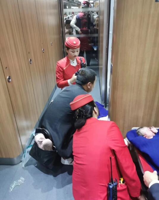 女子高铁上临盆十分钟生娃 列车长:没想到这么快-搜狐大视野-搜狐新闻