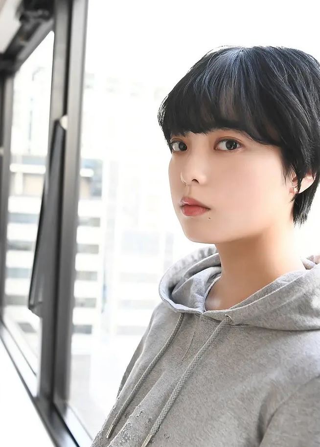 走红不靠卖萌的日本偶像平手友梨奈为什么这么惹人爱