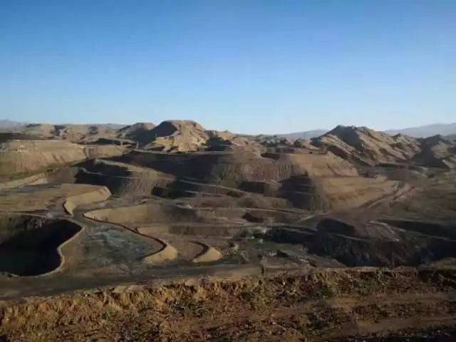 督察组对位于贺兰山西北部腹地的原石炭井三矿周边等点位的生态环境