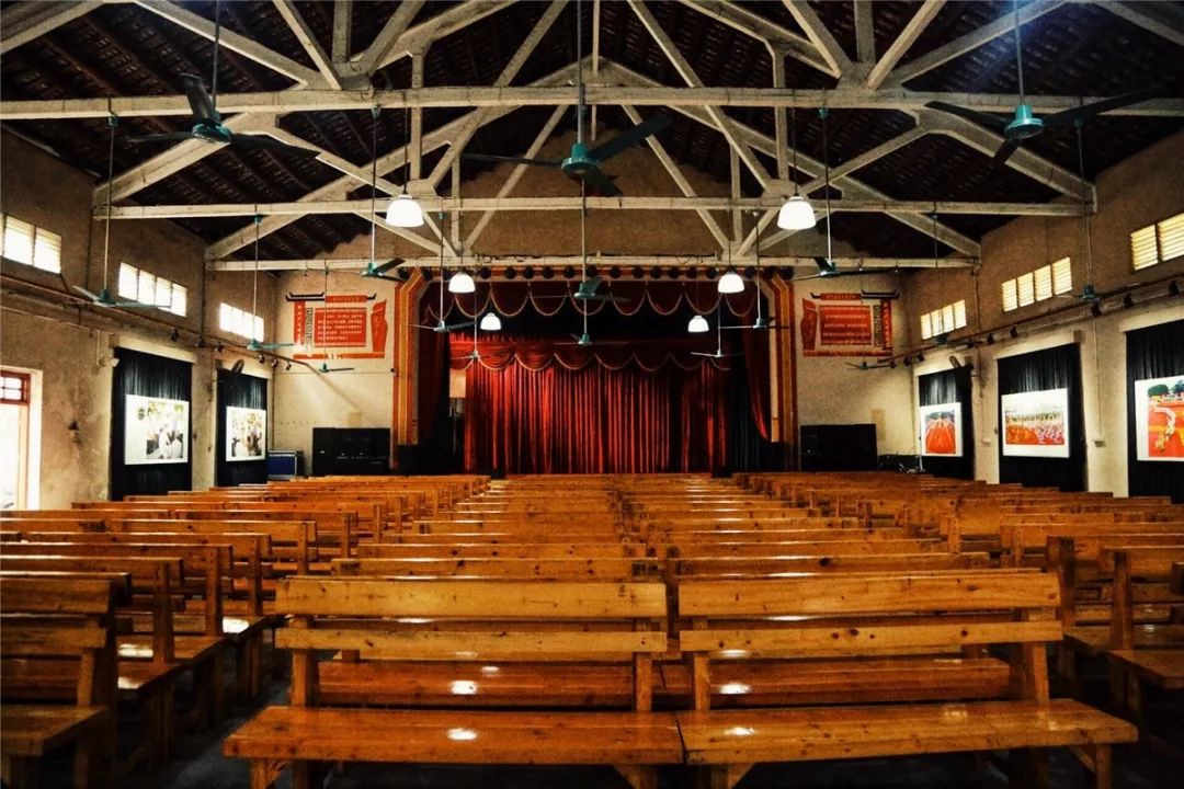 舞台整齐摆放,还有红色的幕布,这一切总让我想起电影《芳华》中文工团