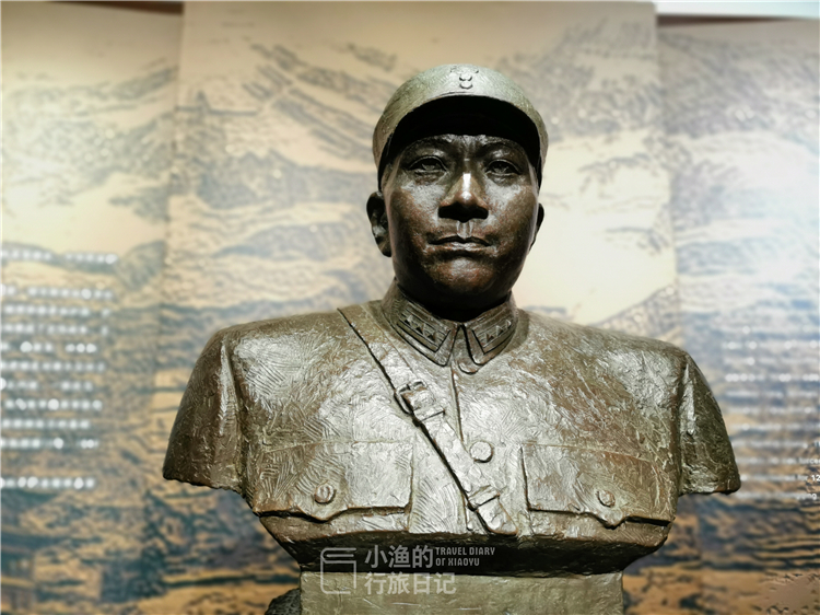 一进一楼大厅,迎面一座杨虎城将军的雕像,正气凛然,十分传神.