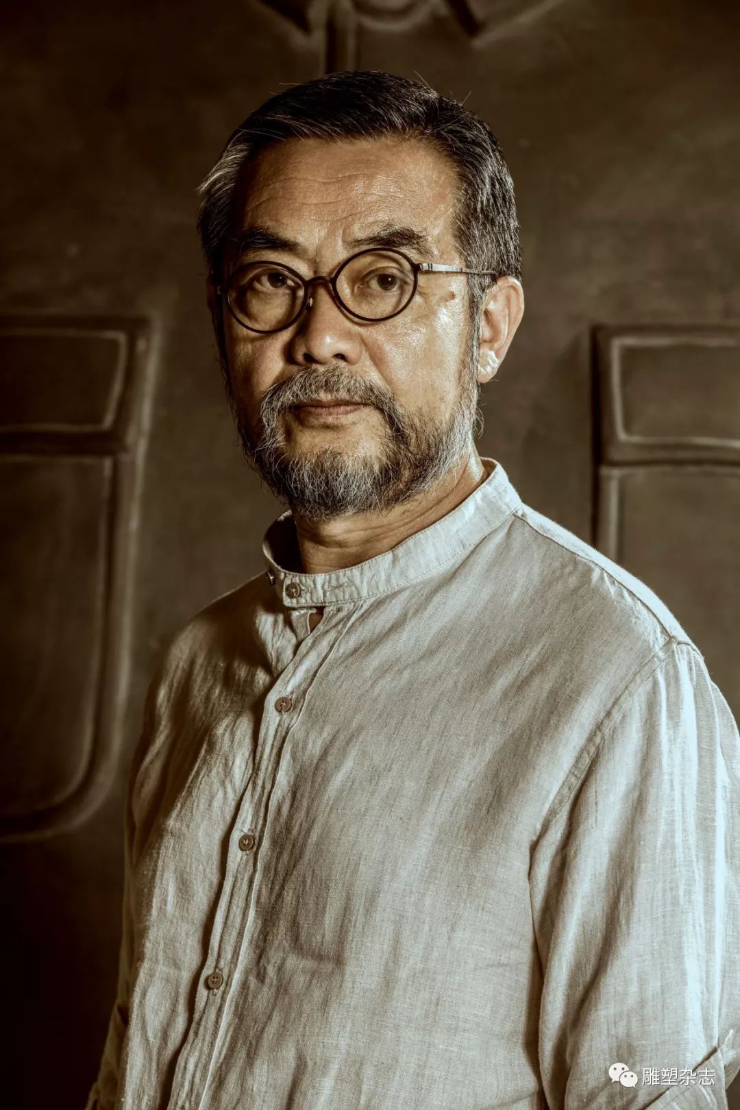 现居住和工作在北京,为中央美术学院雕塑系教授,《雕塑》杂志艺术委员