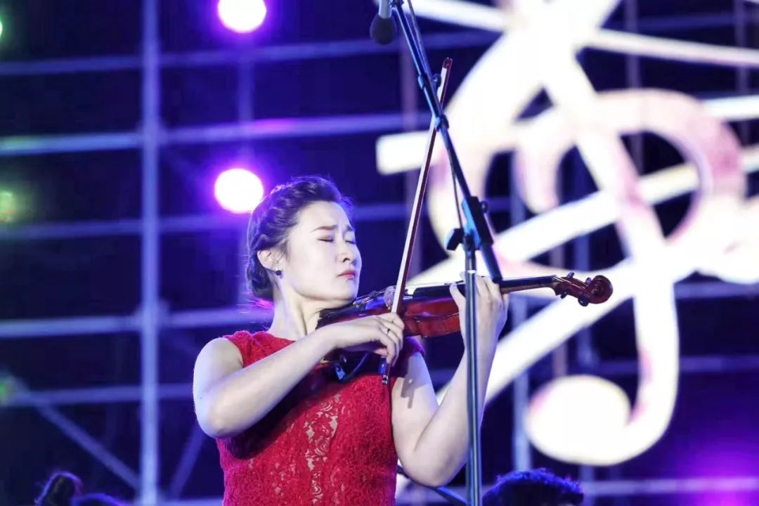 小提琴家石帅与乐队配合演奏《梁山伯与祝英台》乐团演奏《瑶族舞曲》