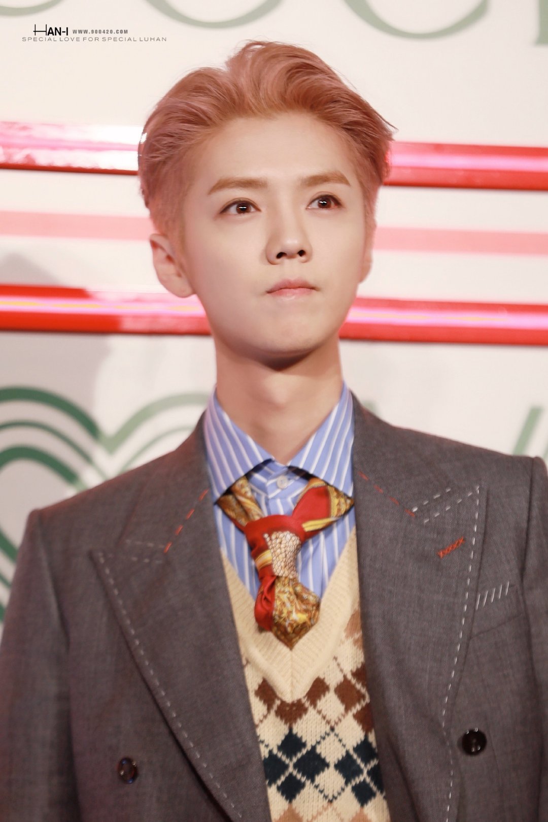 狼奔粉毛鹿晗玩转撞色搭配 出席品牌晚宴展现卓越气质