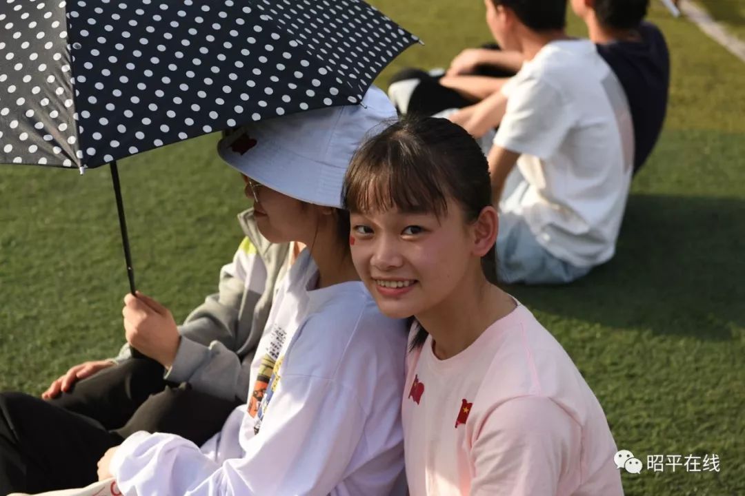 下面一起来感受校园青春的气息吧↓ ↓ ↓校运会期间,昭平中学还
