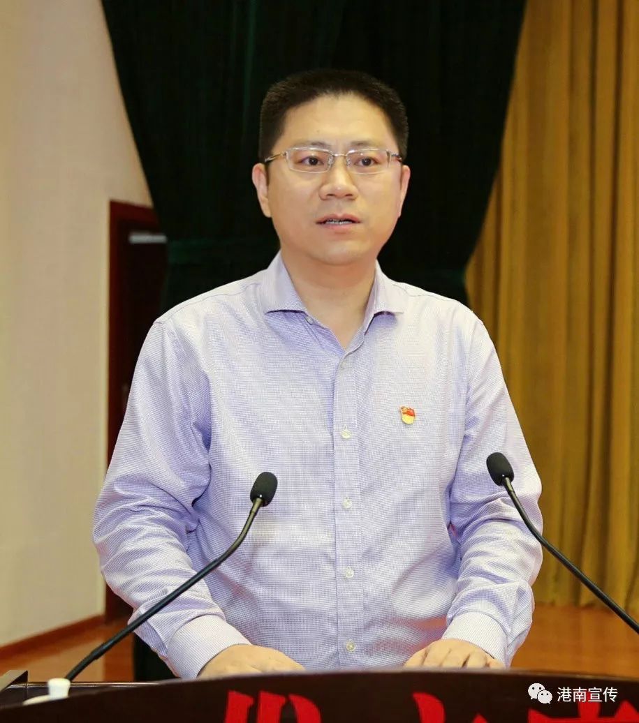 年会现场自治区林业局产业处副处长罗小三,贵港市林业局局长杨万山,港