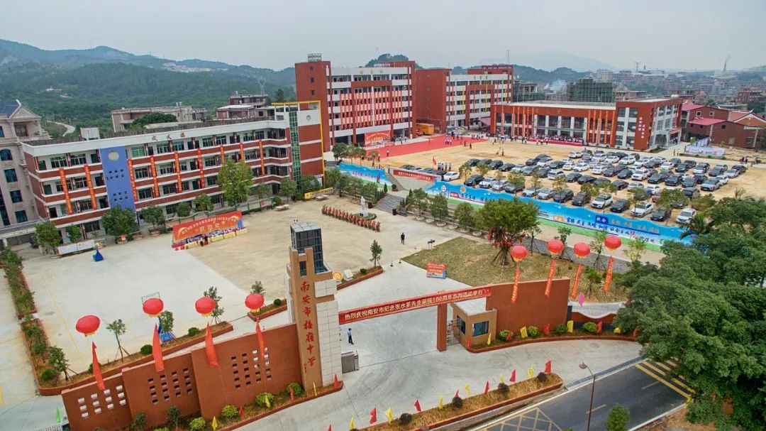 "27日,看着官桥梅岭中学新落成的新校门,教师宿舍楼,礼堂,张克荣思绪