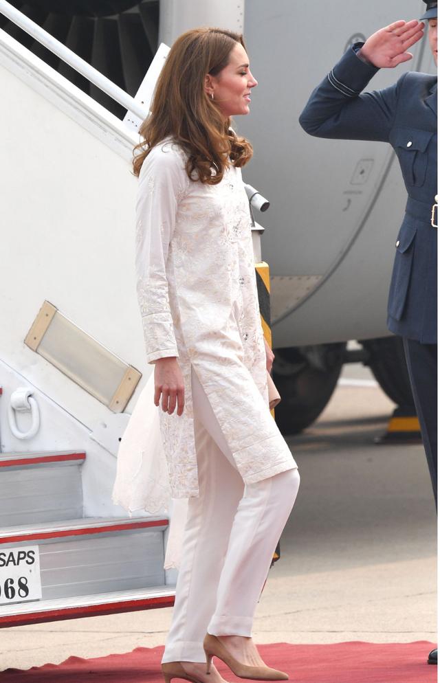 凯特王妃气质真端庄优雅白色长款上衣配裤子长卷发造型高贵