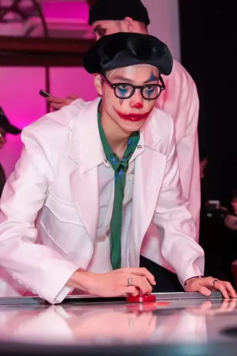 小伙不会轻易认输,有位同学在场外就开始偷偷练习翻白眼练习.(开玩笑.