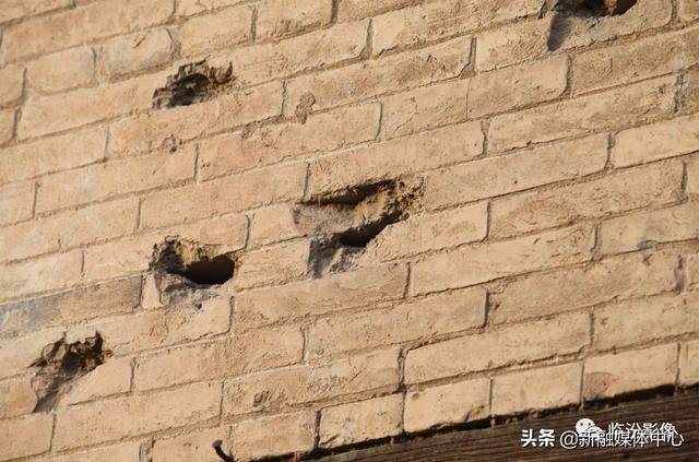 房子四周布满了弹痕,房屋西侧一层窗户旁弹痕最多,由于子弹连续性射击