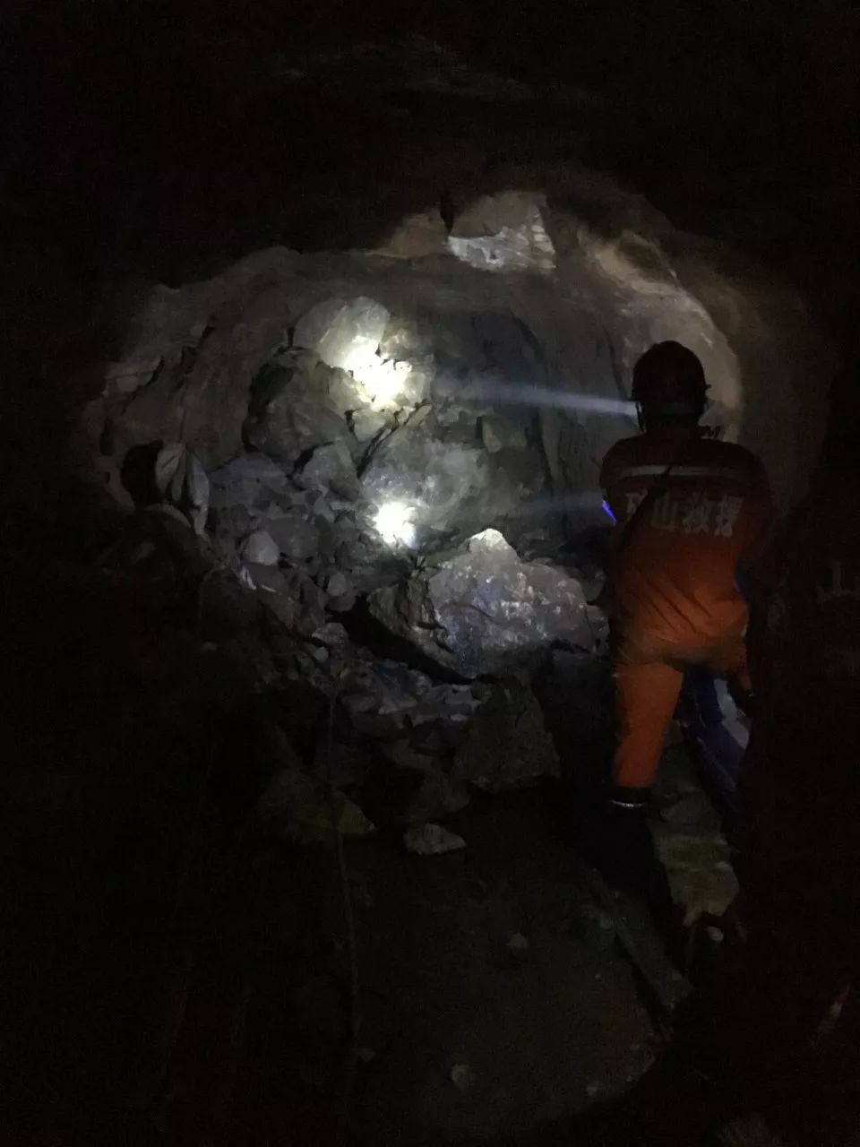 南丹矿山冒顶事故8名相关人员已被刑拘救援工作仍在进行中