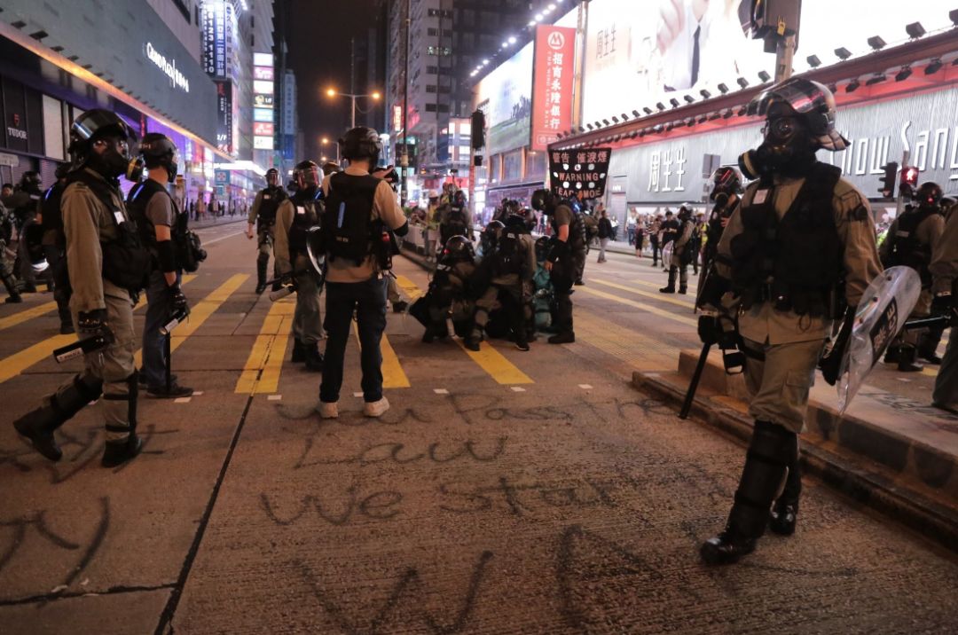 昨晚港警抓了个暴徒,港媒曝出的身份令人唏嘘