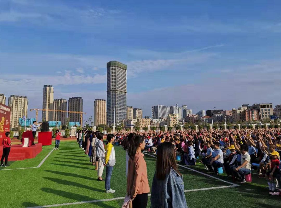 厦门市集美区杏苑小学成功举办《让生命充满爱》演讲_李帅