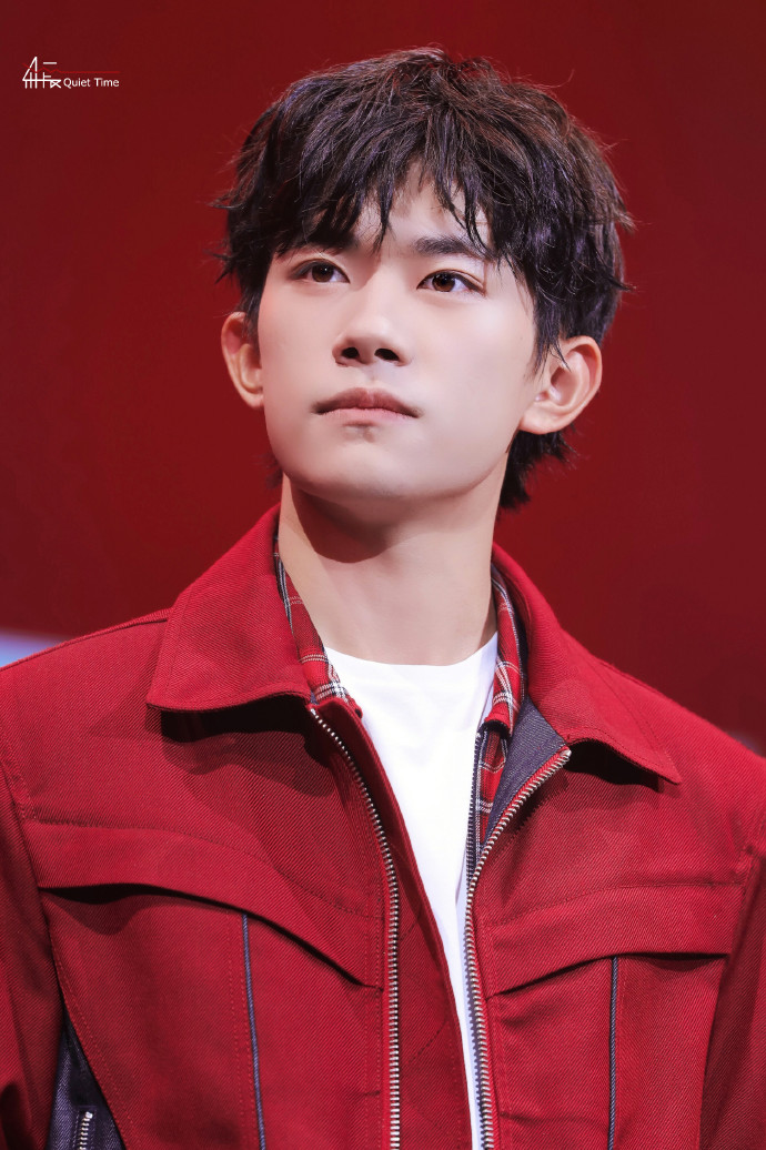 易烊千玺杭州活动现场照红色外套喜气洋洋