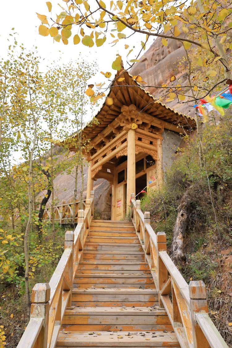 山崖上的古寺张掖马蹄寺