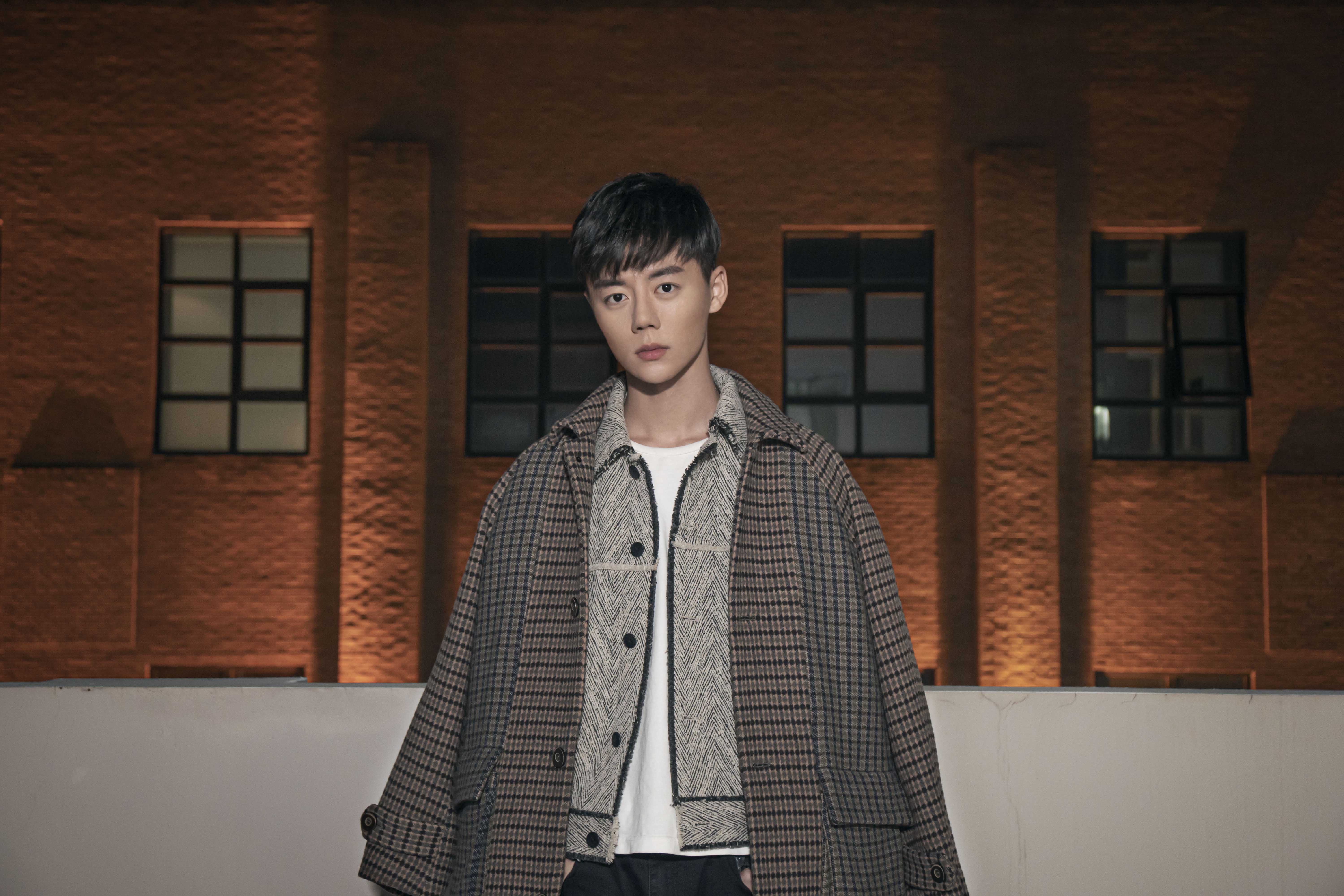 陈奕恩出席中国国际时装周 温暖少年的时尚"初体验"