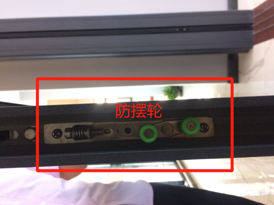 阳台推拉门经常脱轨?麻烦不断,那你知道是什么原因吗?