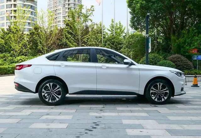 国产大溜背颜值还那么高宝骏rc6给你全新的视觉体验