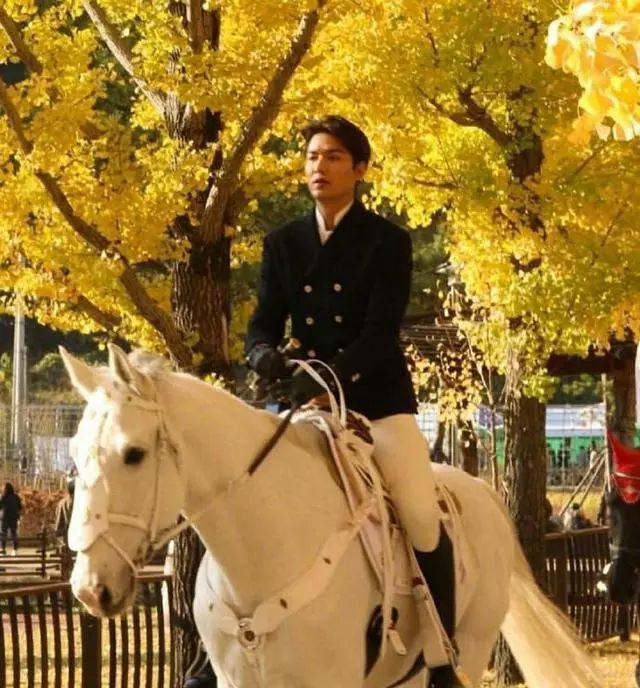 李敏镐新剧路透曝光!成功瘦身,白马王子造型很绅士,帅气