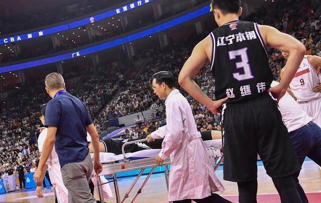 原创丛明晨吃晃飞扑封盖重摔受伤做假动作的赵睿为何又被骂