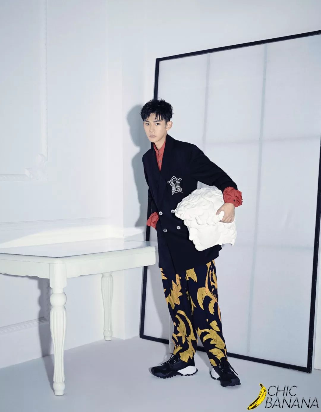 裁剪精良的西装外套,具备各种风格之间游刃有余的转换魔力,大印花阔腿