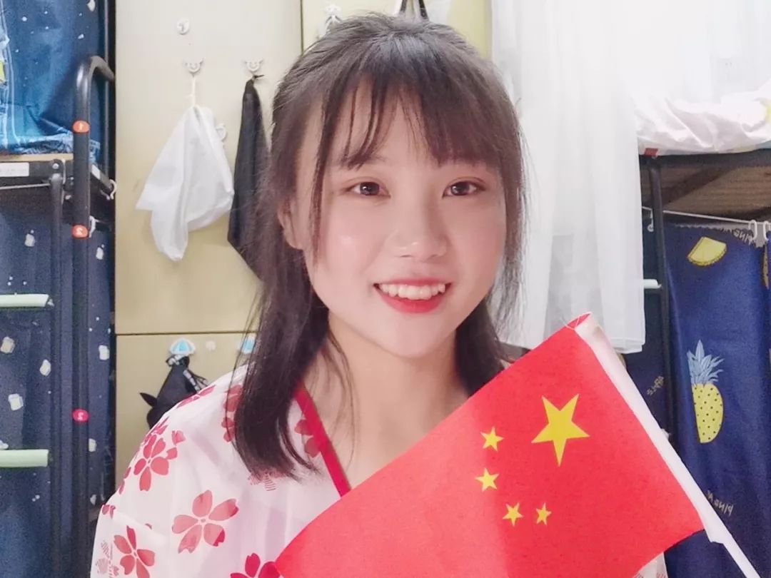 我和国旗合个影医心逐梦与国同行