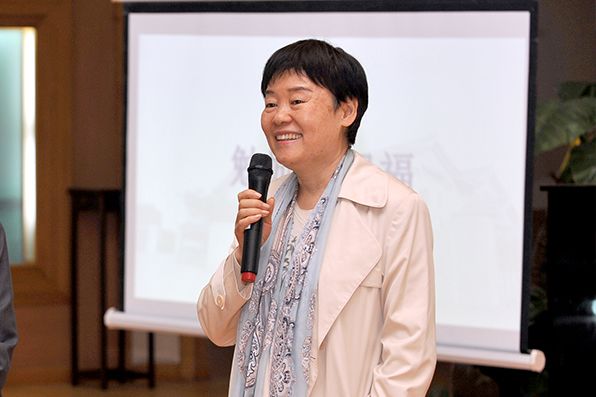 杜国玲理事长充分赞扬了慈济的环保志业,肯定垃圾回收与资源再利用对