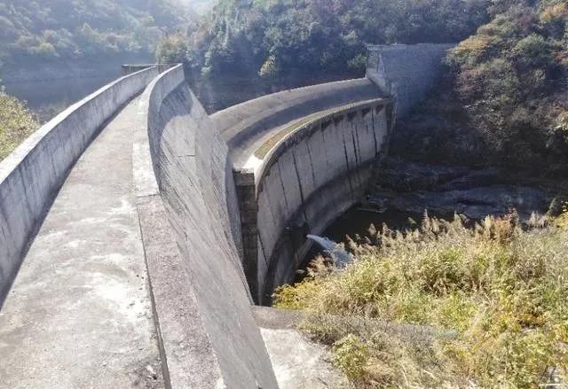 秋色中的安徽省金寨县青山镇青山水库又名青龙河水库