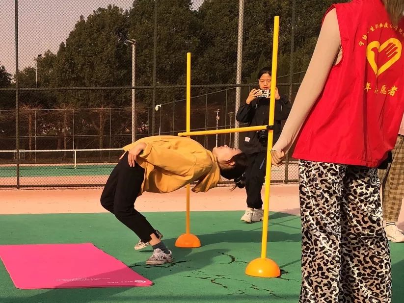 跟着我们的选手一起来过高低杆吧接下来看到小姐姐如此快乐,你是不是