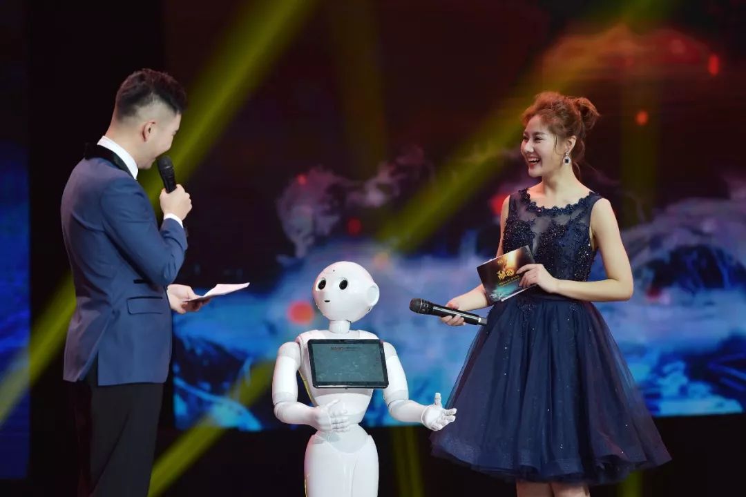 主持人与机器人小哈互动发表融战宣言哈尔滨广播电视台总编辑顾昭莉融