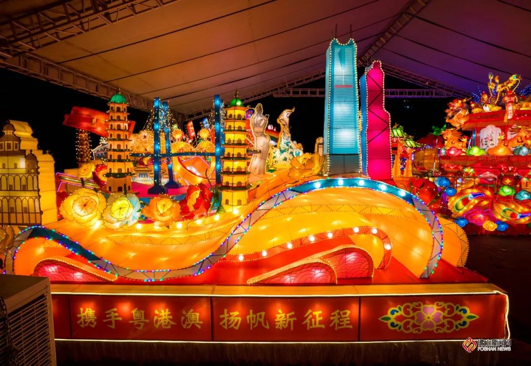 佛山秋色巡游八大彩车亮灯流光溢彩美不胜收