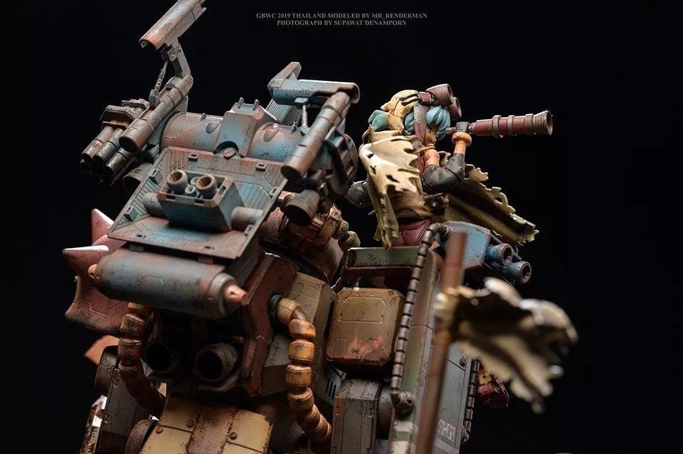 扎古背部的部件被风化锈蚀之后的红蓝配色做到的感觉也是相当到位,第