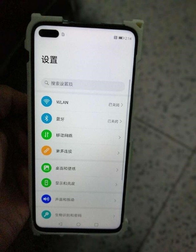 荣耀v30真机谍照曝光确认前置双打孔屏幕设计