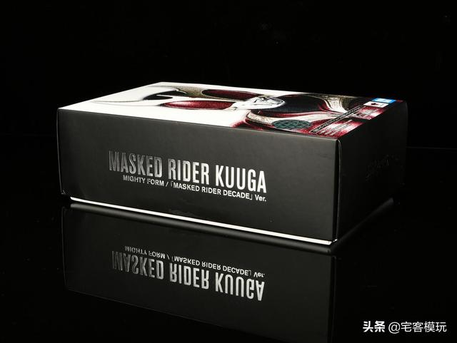 是真骨雕系列的一贯风格 和五代相比角度略有不同高度对比包装超变身!