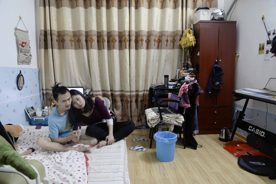 镜头下蚁居在合租屋里的男女真实生活女生晒衣服时最尴尬