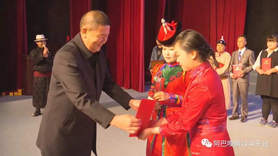 比赛一等奖由旗第一中学武鹤获得;二等奖分别由奥登幼儿园王亚楠和
