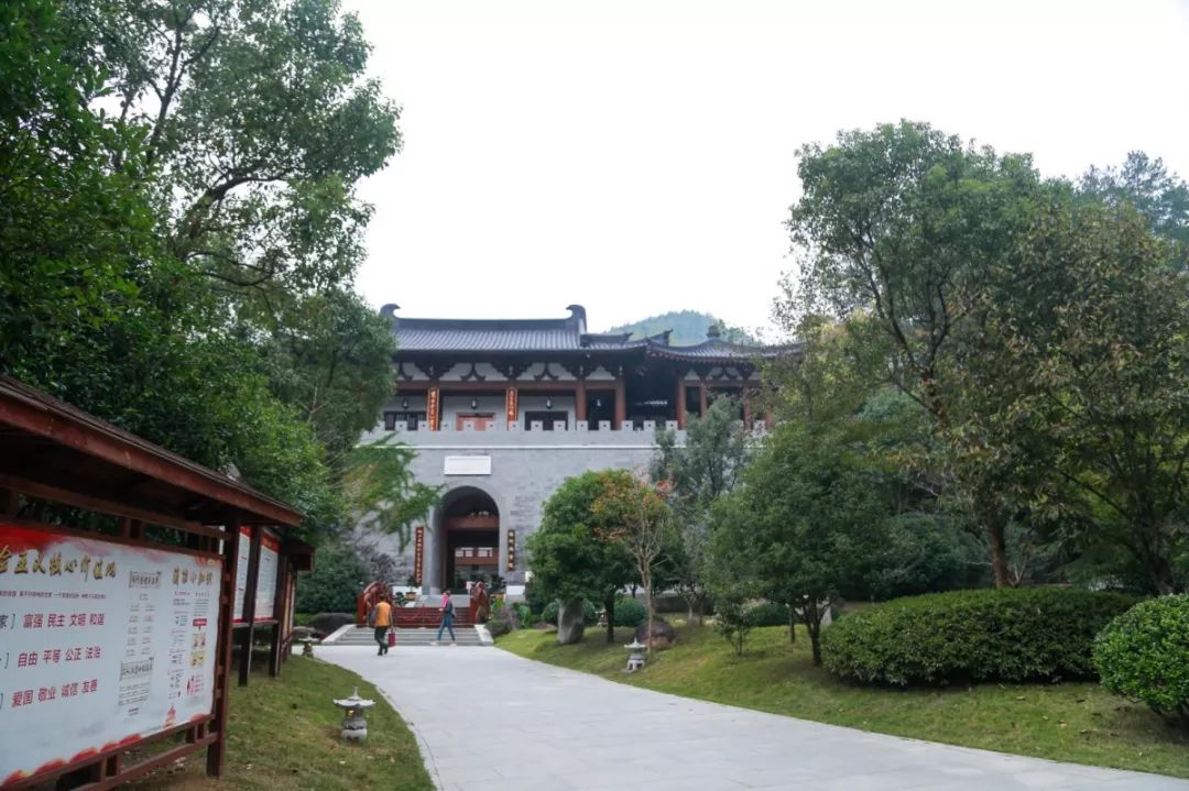 安佛寺始建于唐宪宗元和三年,历来为佛门胜地,道风纯正,历史上曾有二