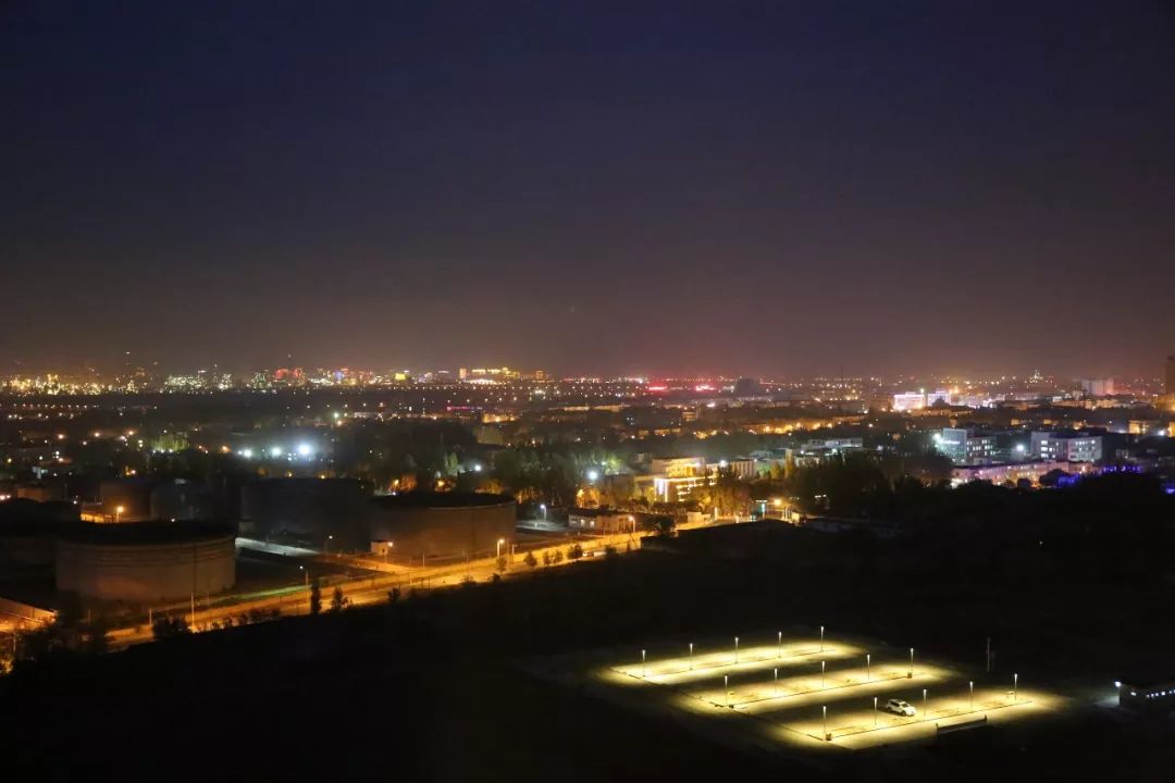 独山子泥火山夜景图片