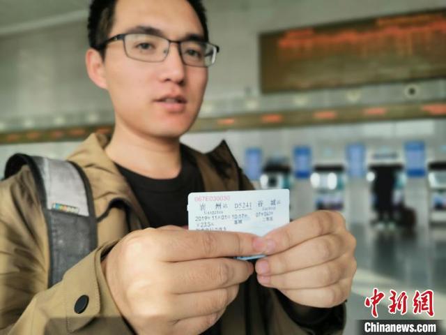 旅客持"襄州-谷城"的火车票从襄州站上车 胡传林 摄据了解,位于襄阳市