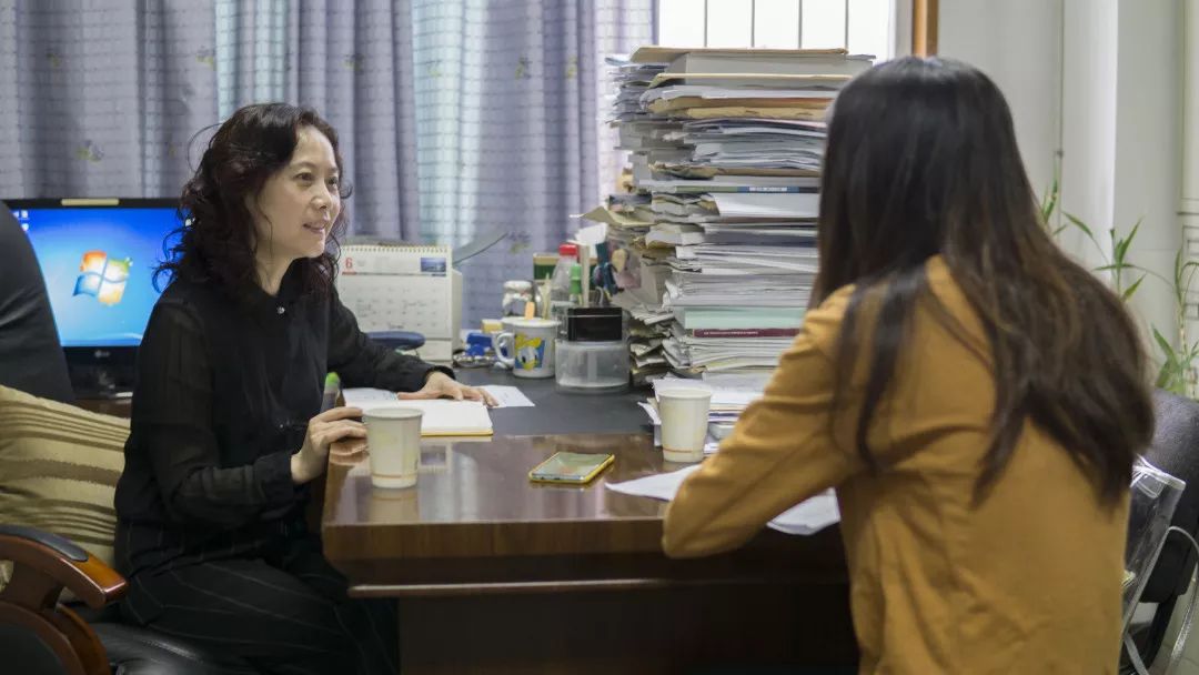 谈到如何去培养学生,罗萍教授的脸上带着慈祥的笑容说,或许女老师的