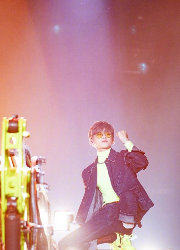 白敬亭野狼disco好魔性奶奶灰发色荧光绿套装炫酷