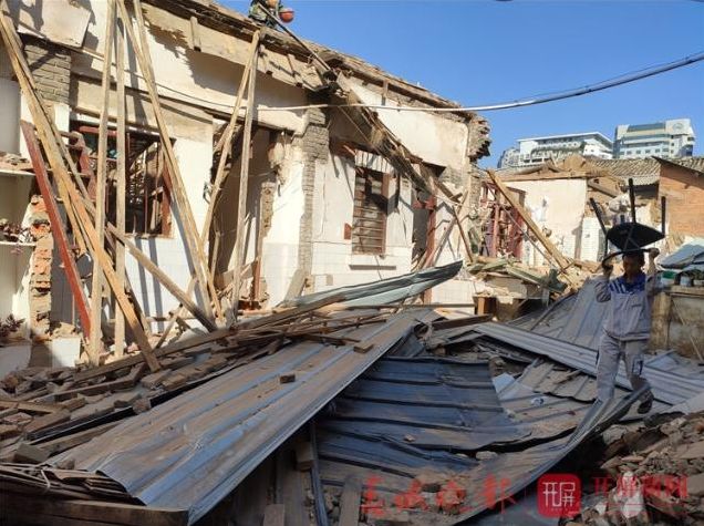 昆明胜利堂旁这栋50年老房子被拆除18户住户强制腾房