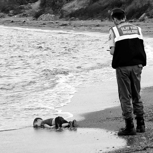 叙利亚小男孩 海滩图片